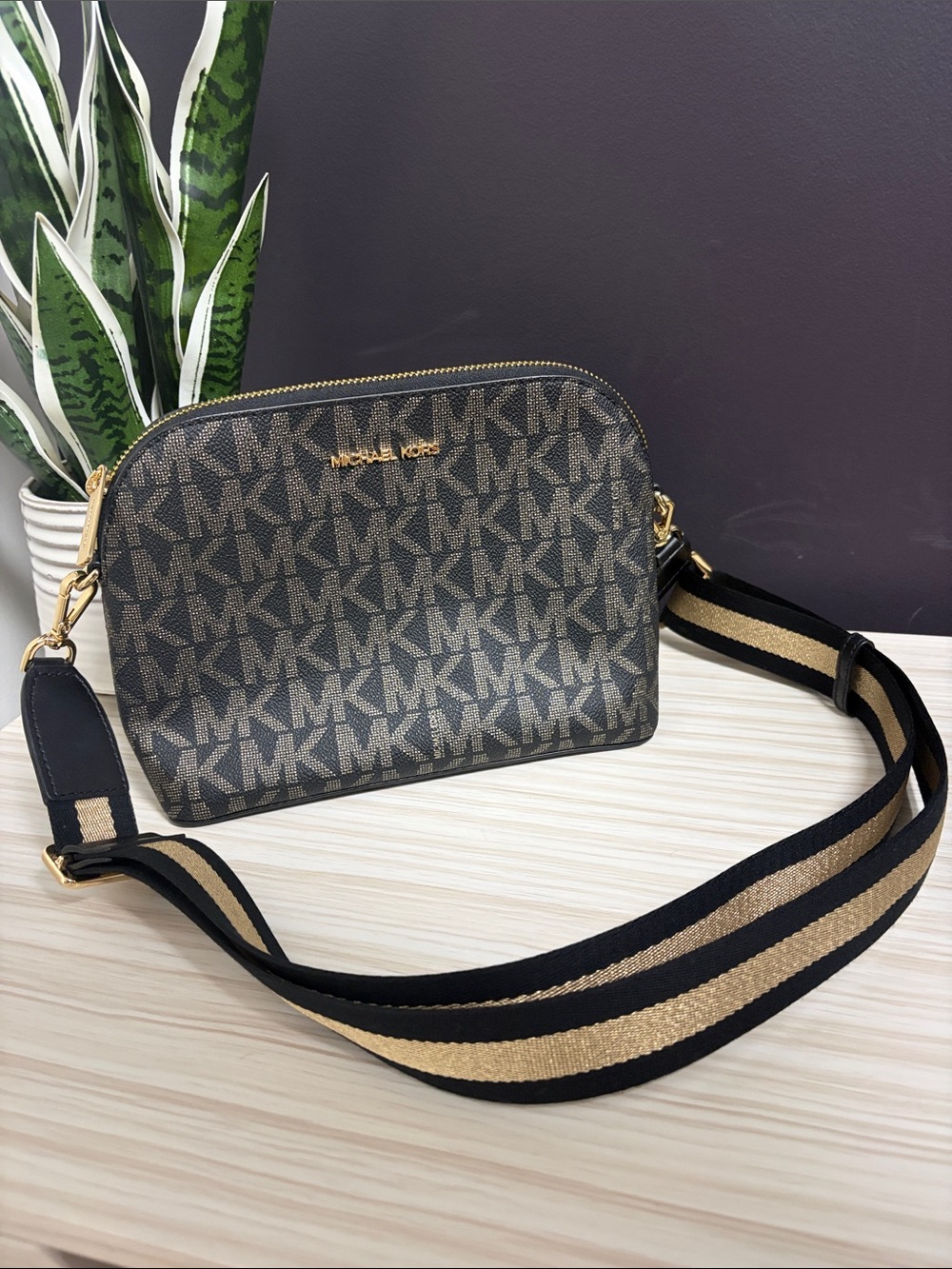 Michael Kors Black and Gold Cindy Dome Crossbody Bag with Striped Strap!! NWT!!🖤